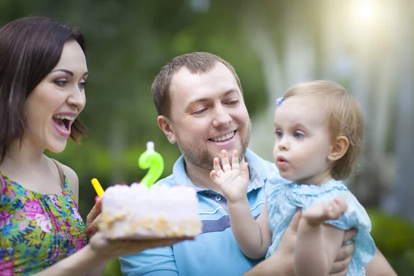 Mutlu aile bebek kızı ikinci doğum günü kutluyor — Stok fotoğraf