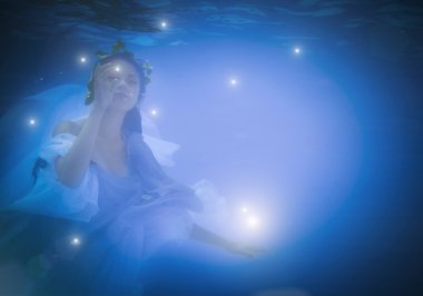 Bir kadın portresi sualtı yakından 