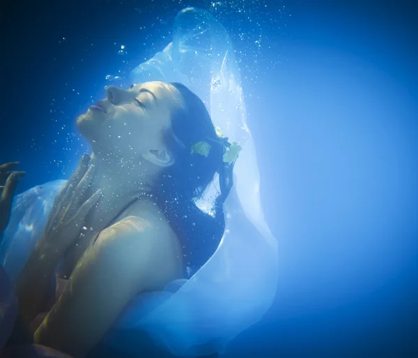 Underwater närbild porträtt av en kvinna — Stockfoto