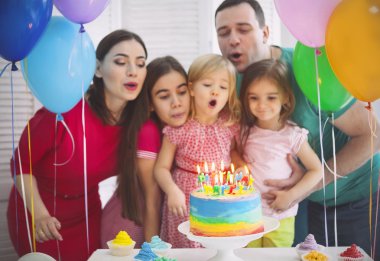 Onların küçük kızım bir aile kutluyor doğum günü portresi