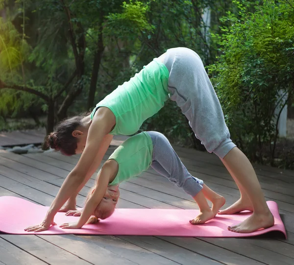 Anne ve kızı pratik yoga açık havada egzersiz yaparak — Stok fotoğraf