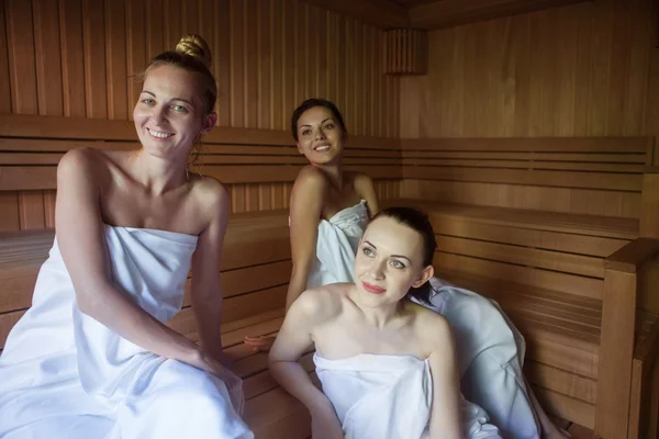 Trzy kobiety korzystających z gorącej sauny — Zdjęcie stockowe