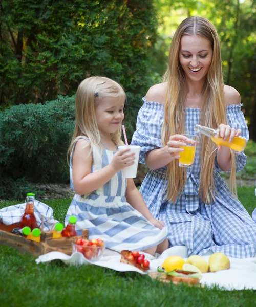 Felice giovane madre e figlia avendo pic-nic — Foto Stock