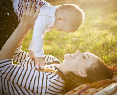 Anne ile bebek kızı sonbahar Park