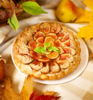 Ev yapımı incir pasta ile fındık ve bal