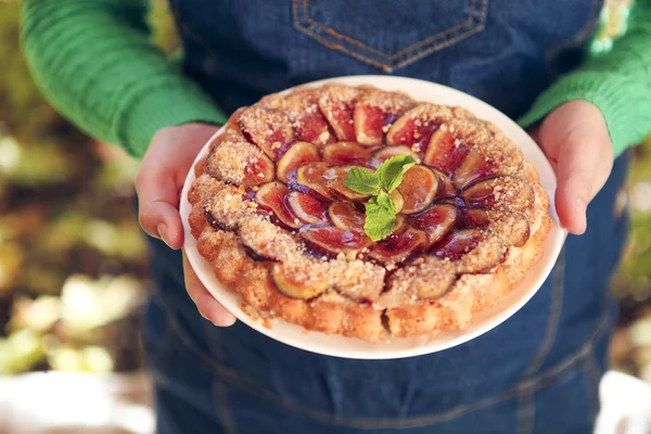 Hemgjord fig paj med nötter och honung — Stockfoto