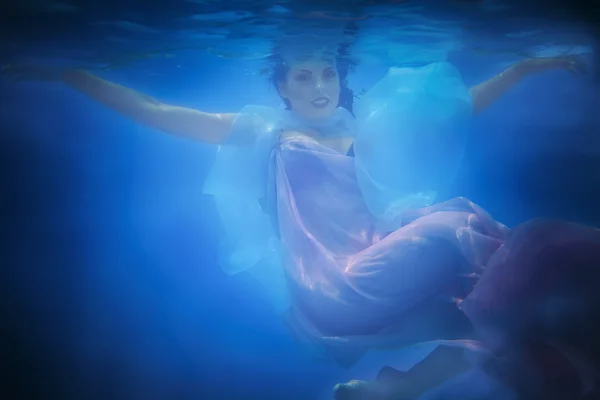 Unterwasser Nahaufnahme Porträt einer Frau — Stockfoto