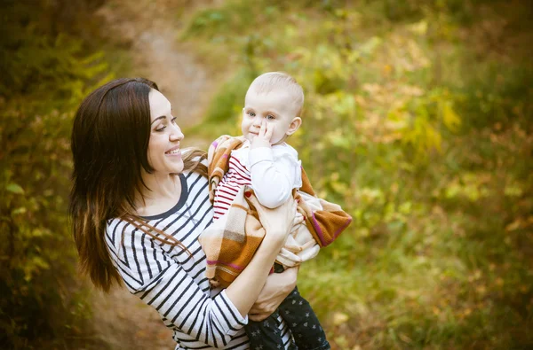 Mor med dottern baby i höst park — Stockfoto
