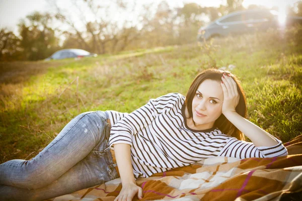 Portret van een lachende brunette vrouw buiten ontspannen — Stockfoto