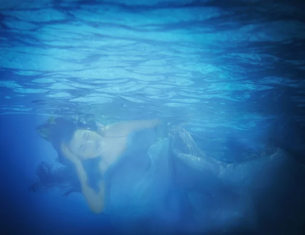 Underwater close up retrato de uma mulher — Fotografia de Stock