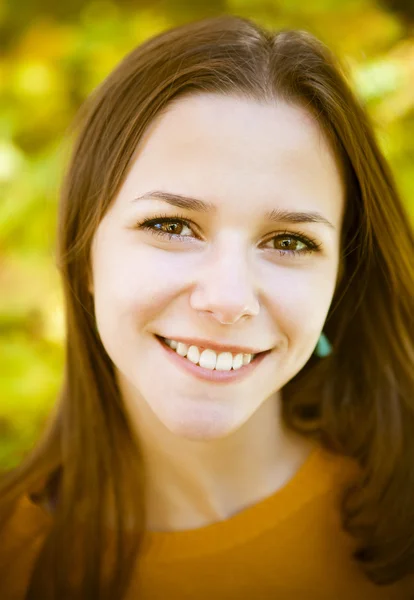 Portrait d'une belle adolescente s'amusant dans le parc d'automne — Photo