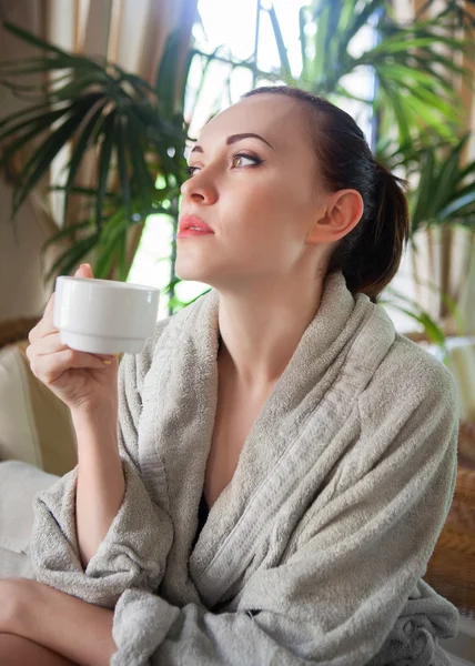 Zrelaksowany kobieta picia herbaty w spa resort — Zdjęcie stockowe