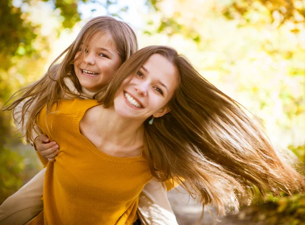 Two cheerful sisters playing in the park — Stock Photo, Image