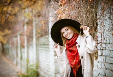 Uzun saçlı genç güzel sarışın kadın 