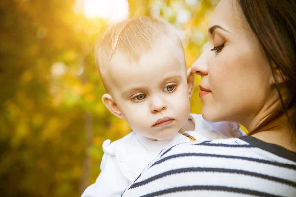 Mor med dottern baby i höst park — Stockfoto