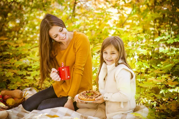 Two cheerful sisters in the park in warm autumn day — Stock Photo, Image