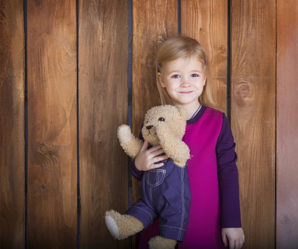 Gülümseyen kız oyuncakla portresi ayı — Stok fotoğraf