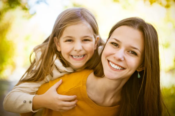 Dos hermanas alegres jugando en el parque — Foto de Stock