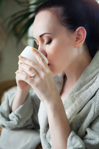 Розслаблена жінка п'є чай на курорті — стокове фото