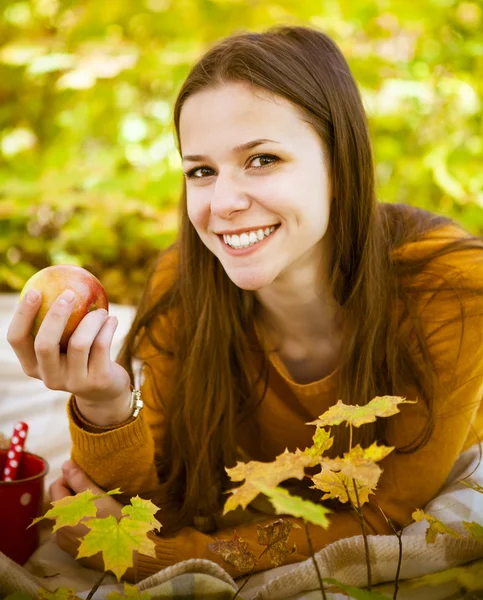 Retrato de uma bela adolescente se divertindo no parque de outono — Fotografia de Stock