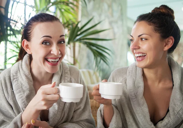 Młode kobiety szczęśliwy picia herbaty w spa resort — Zdjęcie stockowe