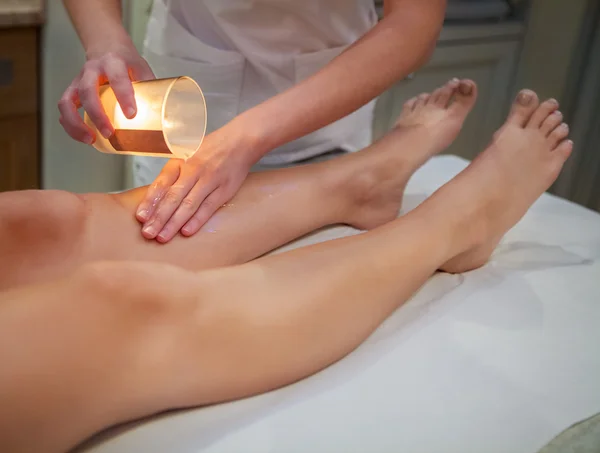 Mulher recebendo massagem de spa com vela de massagem — Fotografia de Stock