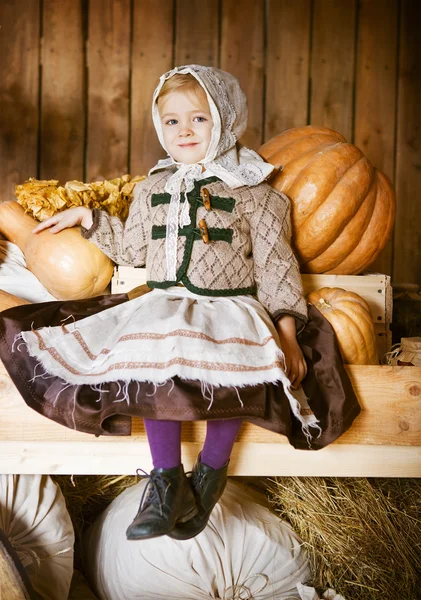 Foto in stile vintage di bambina in fattoria — Foto Stock