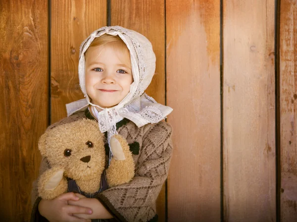 Портрет маленькой улыбающейся девочки, ставящей винтажную одежду с — стоковое фото