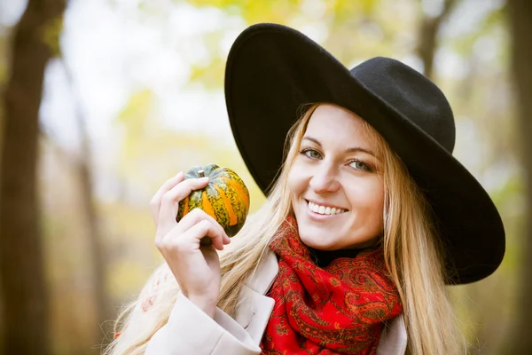 Modische blonde Frau in der schönen Herbst-Gasse — Stockfoto
