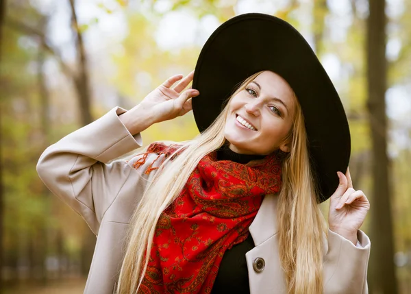 Fashionable blond woman at beautiful autumn alley — Stock Photo, Image