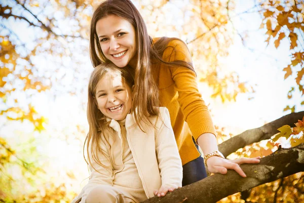 Dos hermanas alegres jugando en el parque — Foto de Stock