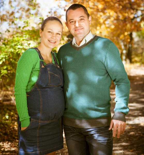 Familjen tillsammans i parken sommaren — Stockfoto