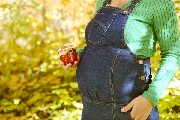 Sonbahar ormanın içinde mutlu hamile kadın — Stok fotoğraf