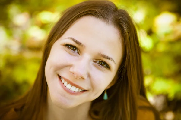 Retrato de una hermosa adolescente divirtiéndose en el parque de otoño — Foto de Stock