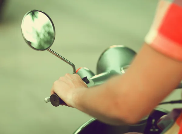 Jovem montando scooter retro velho em uma rua da cidade — Fotografia de Stock