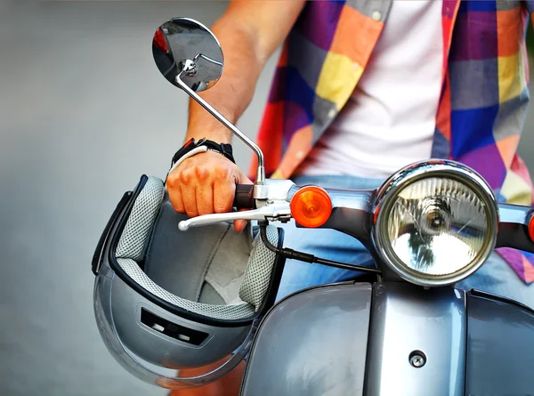 Homme chevauchant vieux scooter rétro dans une rue de la ville — Photo