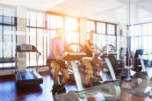 Healthy couple training on a treadmill — Stock Photo, Image