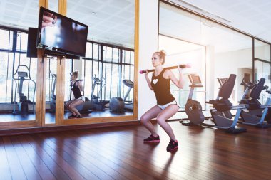 genç ve güzel kadın spor eğitimi