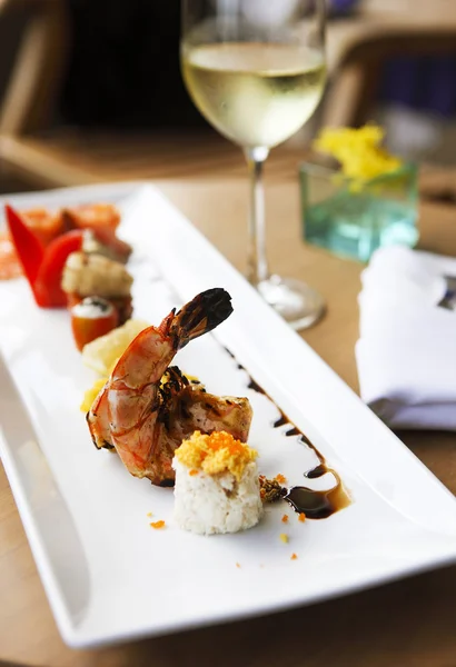 Conjunto de rolos no prato servido no restaurante — Fotografia de Stock