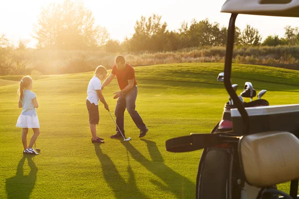 Příležitostné děti na hřišti golfového držení golfové hole studium s trai — Stock fotografie