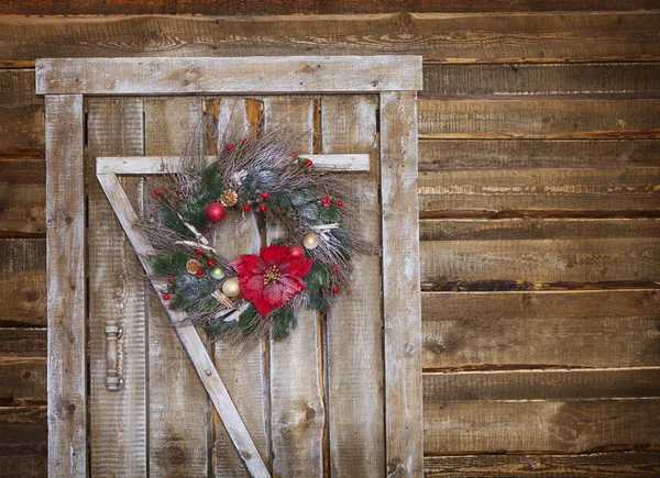 Vánoční věnec na rustikální dřevěné dveře — Stock fotografie