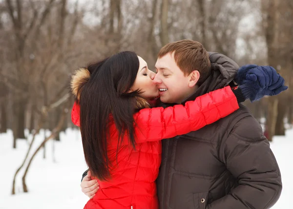 Casal feliz se divertindo no parque de inverno — Fotografia de Stock