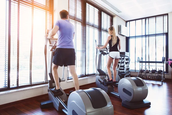 Entrenamiento en pareja en una cinta de correr en un centro deportivo —  Fotos de Stock