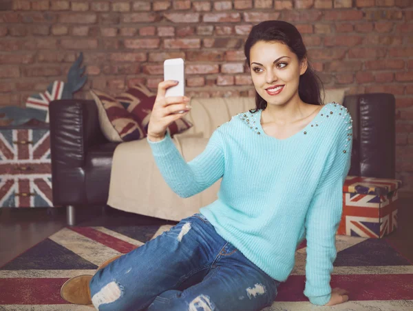 Ung vacker kvinna sitter med smart telefon — Stockfoto