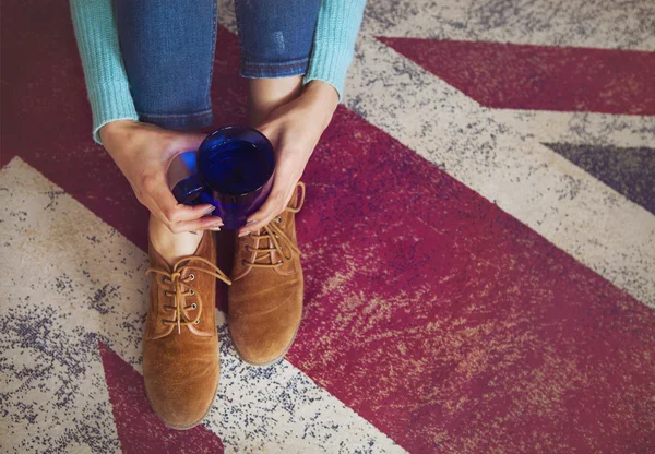 La taza del té en las manos de la mujer — Foto de Stock