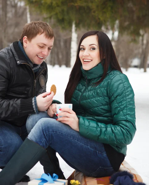 Couple heureux s'amuser dans le parc d'hiver — Photo