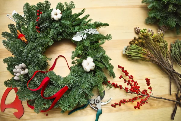 Decorating Christmas wreath on the table — Stock Photo, Image