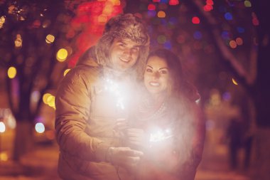 Bengal kamera dışında bakarak ışık ile genç Çift