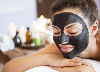 Genç güzel kadın için tedavi yüzü maskeli