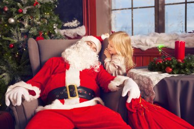 Santa Cl uyku mutlu littlle gülümseyen kız fotoğrafı